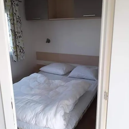 Luxueuze Stacaravan In Met Eigen Terras En Tuintje